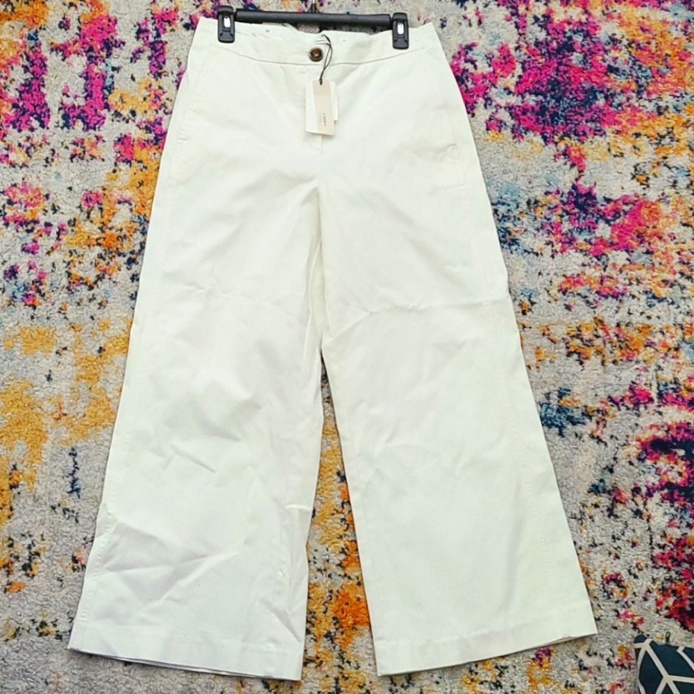 A loves a..  white wide-leg pants. 🤩